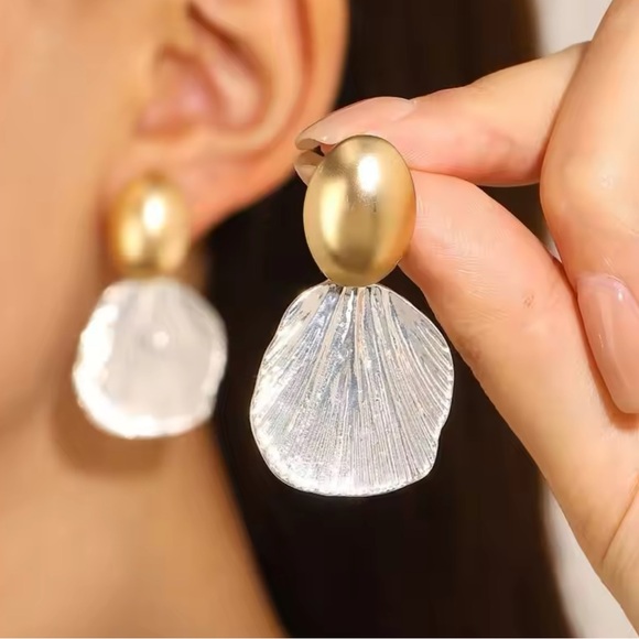 🆕New Gold & Silver Big Shell Light Weight Earrings - Picture 1 of 4